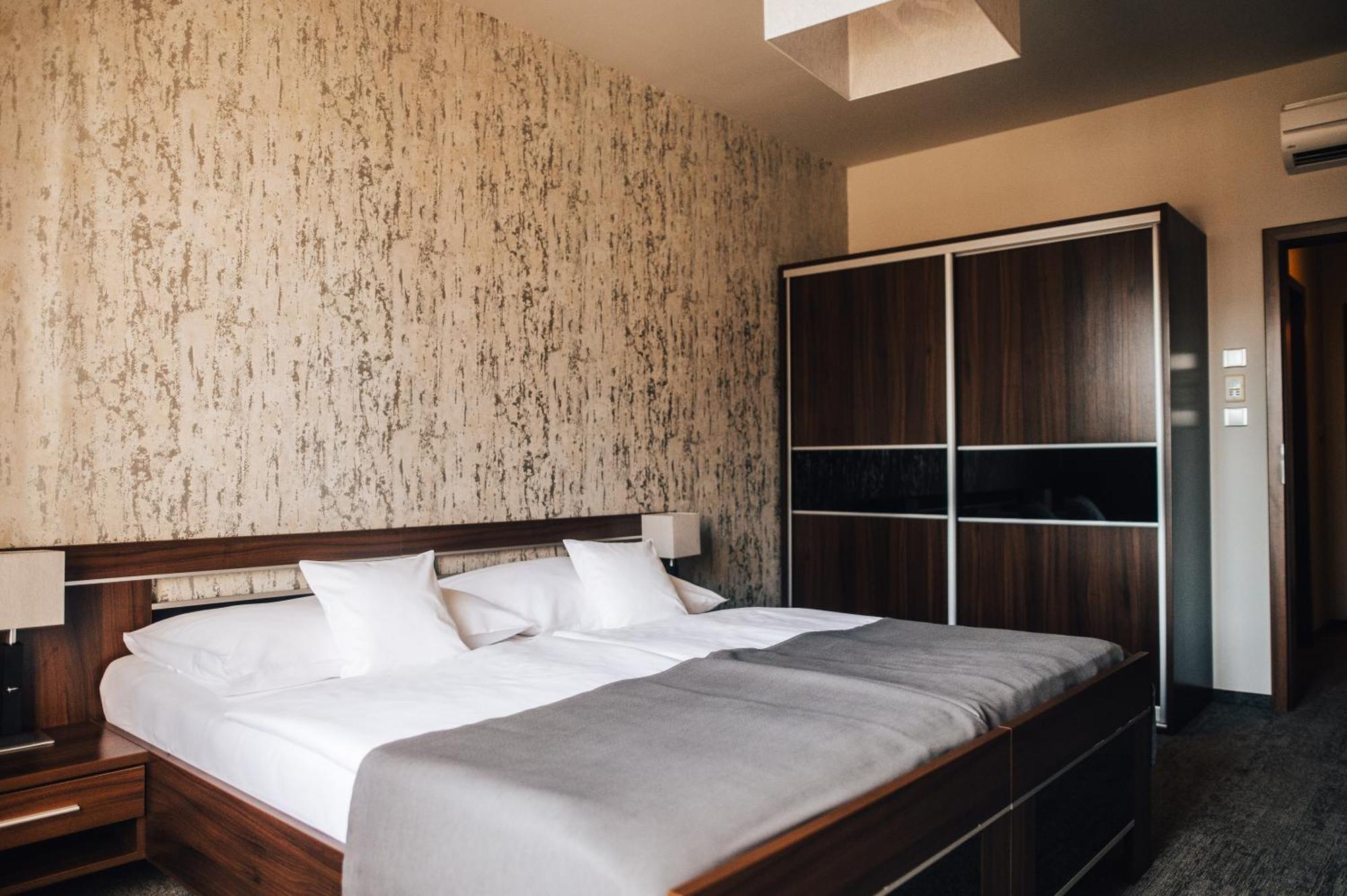 Hotel Elegance Sumperk Ngoại thất bức ảnh